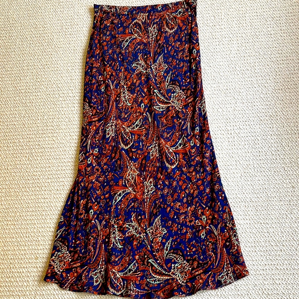 Free People pull-on MIDI Skirt. Color: Navy with paisley print. 100%Viscose Sz M
